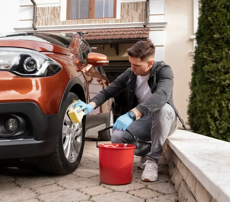 Lavage auto à domicile Appeville-Annebault : professionnel intervenant sur un véhicule